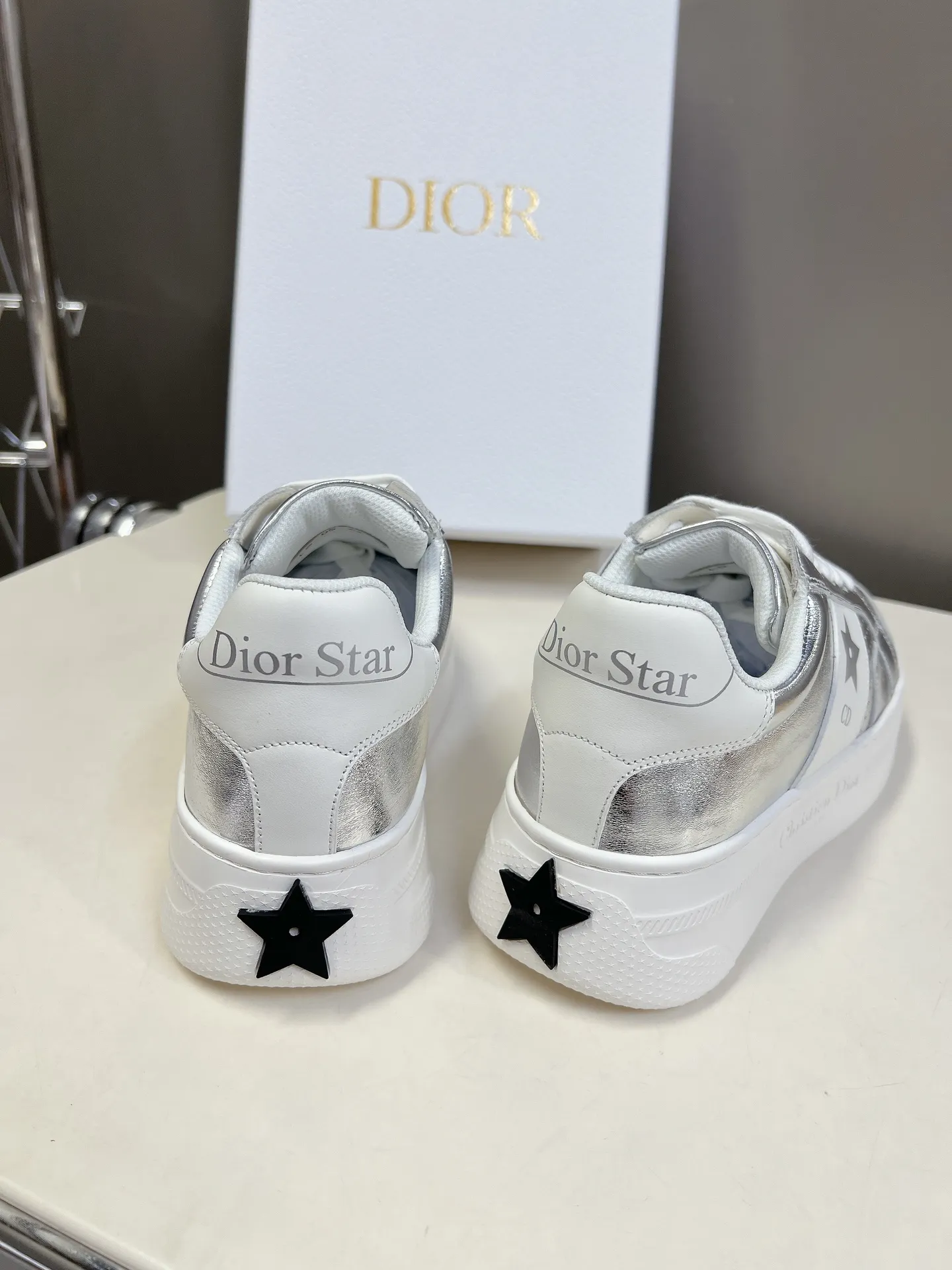 👟👟Ex-factory price 640👟👟 Dior's new platform shoes thick-soled casual shoes. Purchased and developed from Taikoo Hui RMB 16,400. These Dior Star sneakers continue the timeless silhouette and are carefully made of cow leather, so they are particularly comfortable on the feet. They are decorated with tonal suede panels and metal stars to decorate the lace eyelets to enhance the style. The lightweight style is matched with the "Christian Dior" logo thin sole, suitable for all seasons, and can be matched with all kinds of casual looks to add a finishing touch. Classic and super durable. The upper is stitched with cowhide. The original IP outsole height is 4CM. Size: 35-41. A full set of counter synchronized gift boxes 💝 packaging